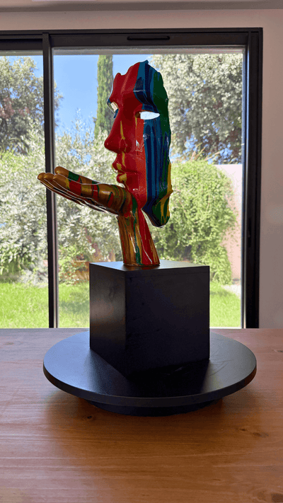 Estatua de cara de beso