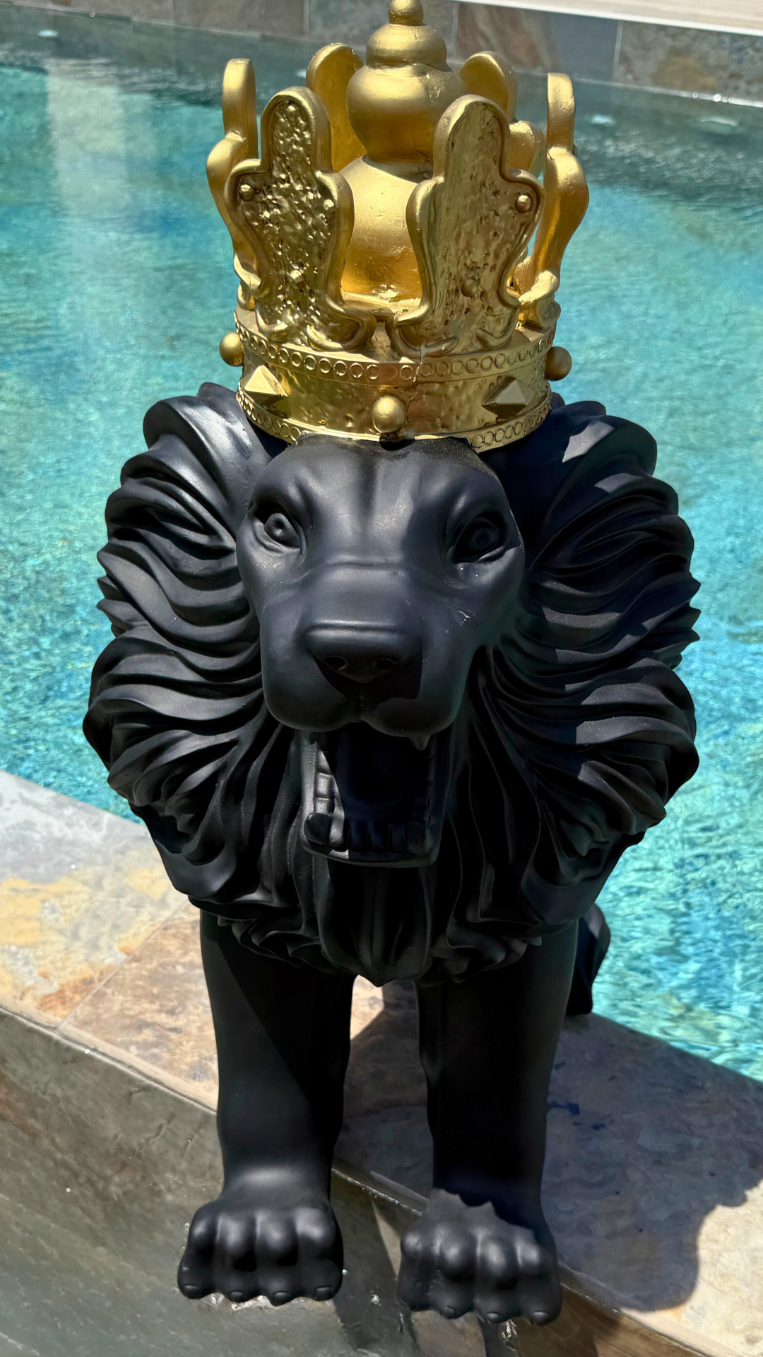 Estátua Leão Coroado em