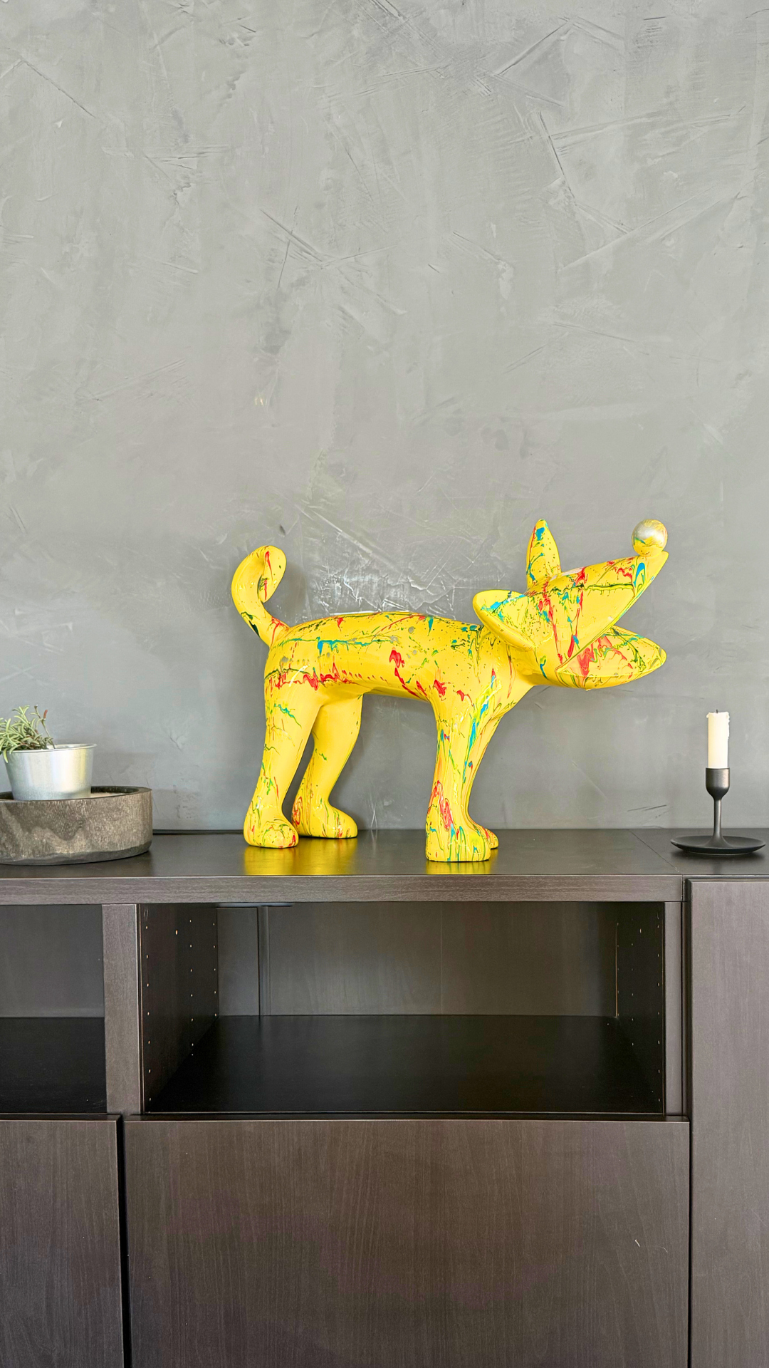 Estatua del perro amarillo