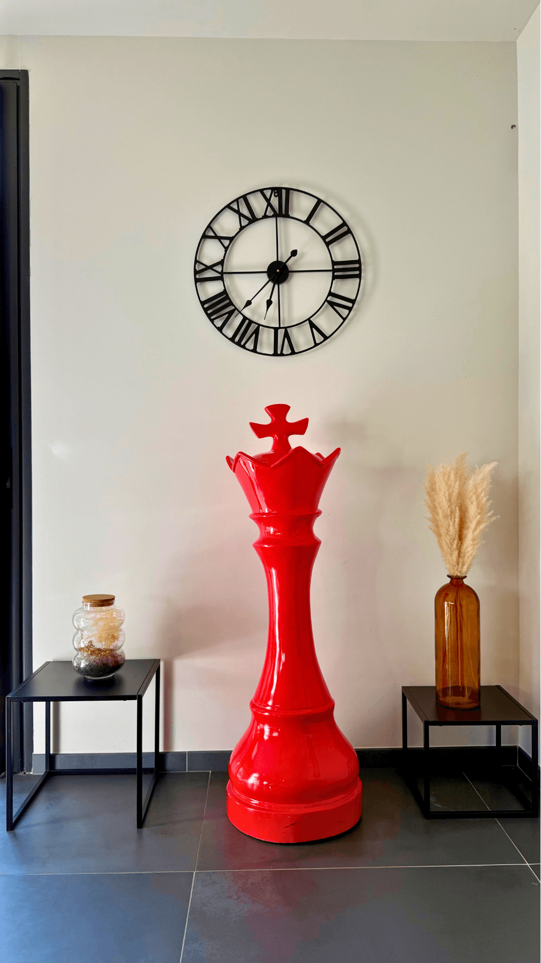 Statue d’échecs géante GRANDIOSE en résine rouge représentant une reine, design contemporain pour intérieur, idéale en décoration de salon moderne.