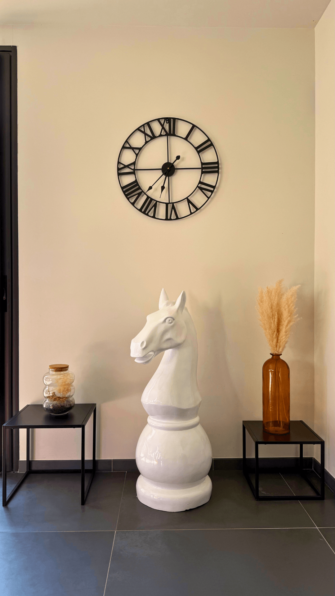 Statue Échecs - GRANDIOSE en forme de cavalier blanc, en résine brillante, posée dans un intérieur moderne avec déco minimaliste. Sculpture décorative pour salon ou bureau, idéale pour un style contemporain et audacieux.