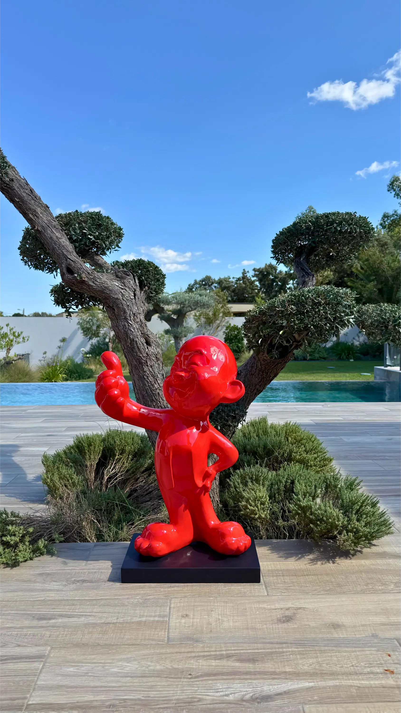 Statue Personnage Rouge – Pouce Droit