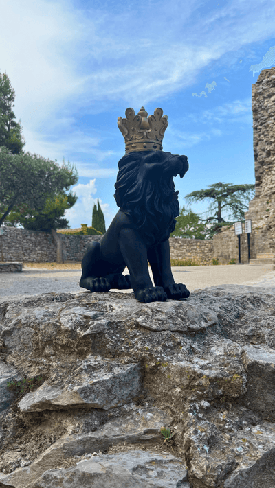 Estátua Leão Coroado em