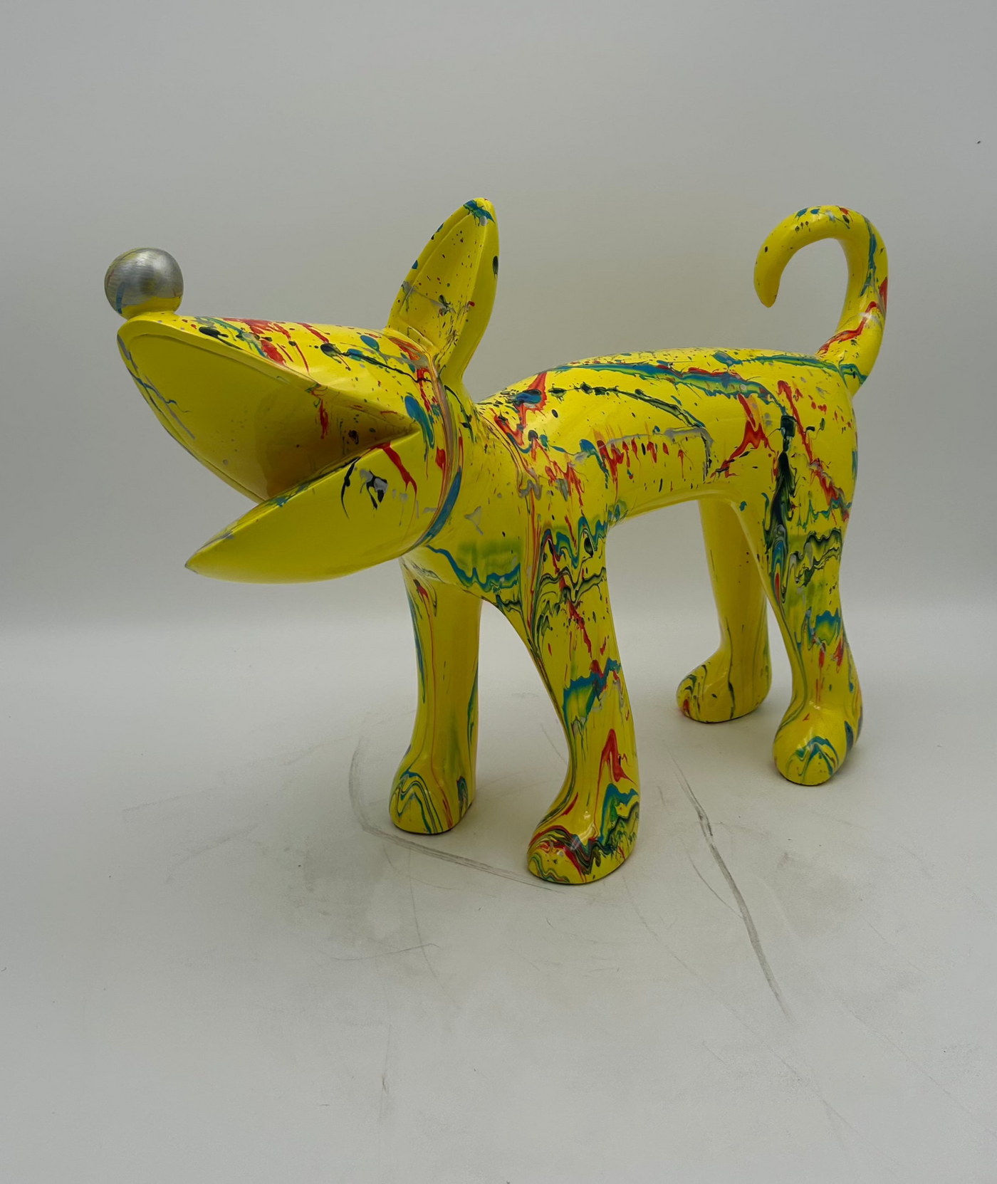 Estatua del perro amarillo