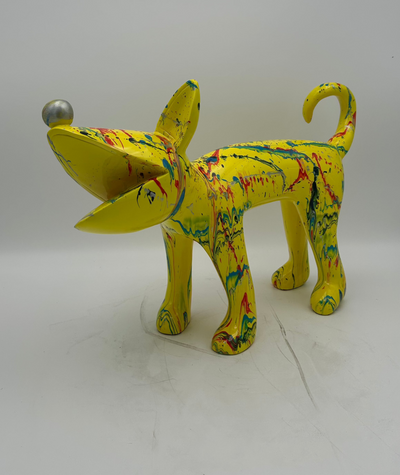 Estatua del perro amarillo